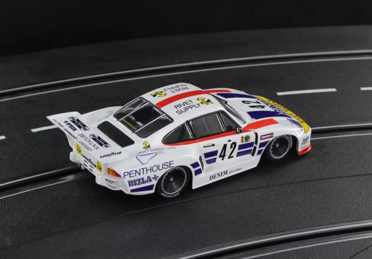 その他 EXOTO Porsche 935 White 2 PORSCHE: Two 1:18 Porsche 934/935 Exoto models (NB
